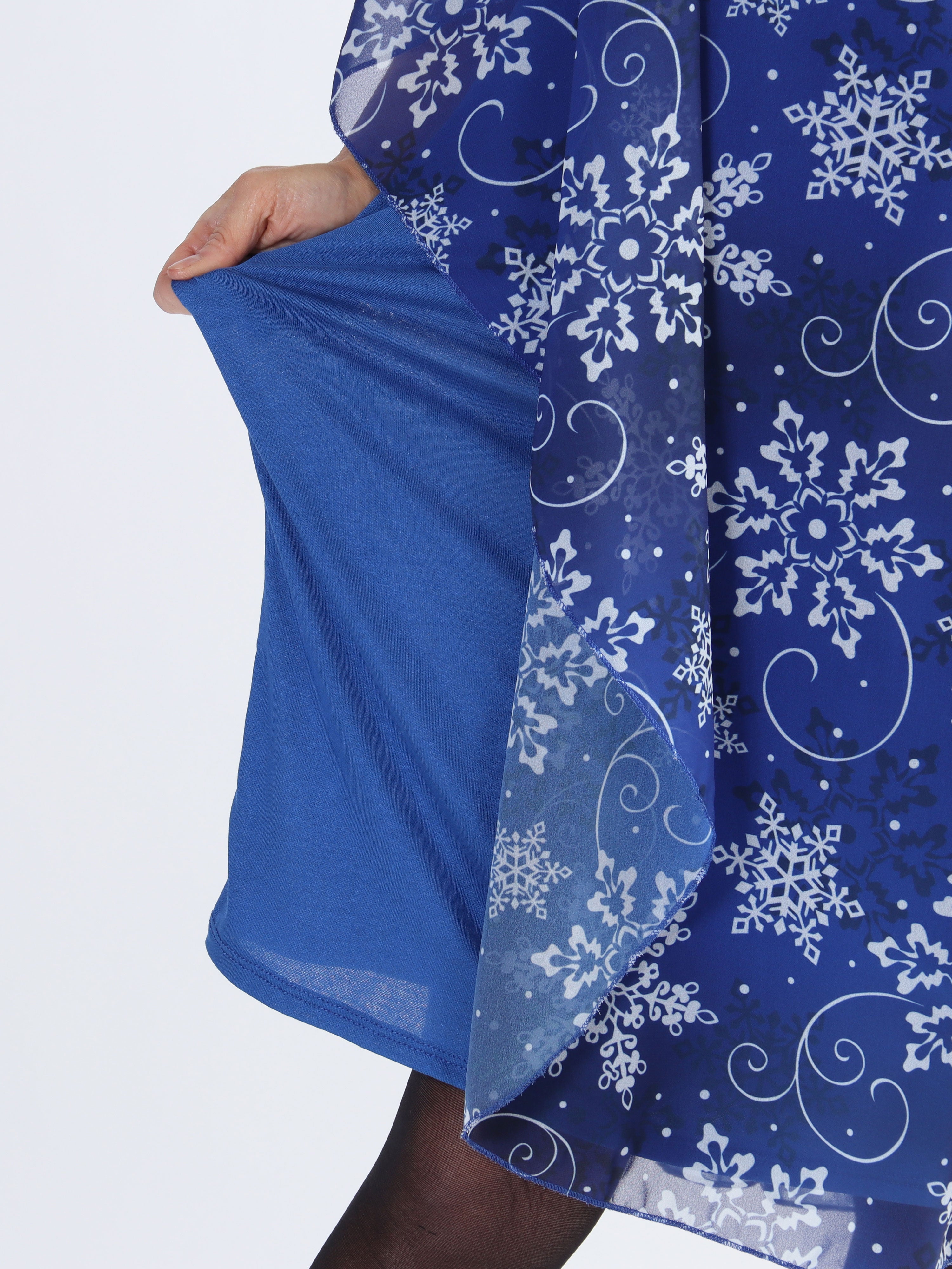 Kenya Snow - Tunikaklänning i plus size med chiffonglager med snöflingor